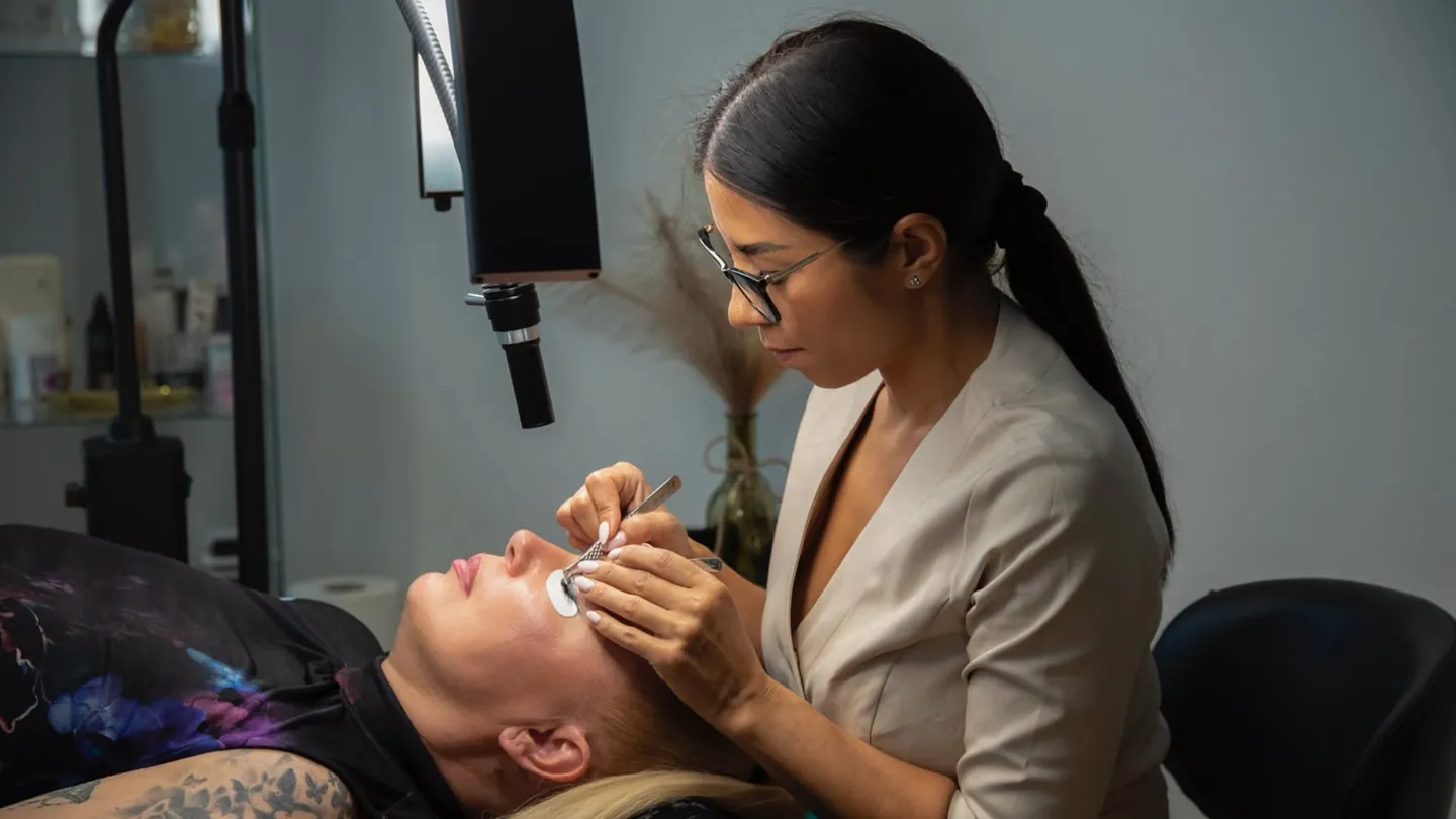 Anita bei der Wimpernverlängerung einer Kundin im Profil