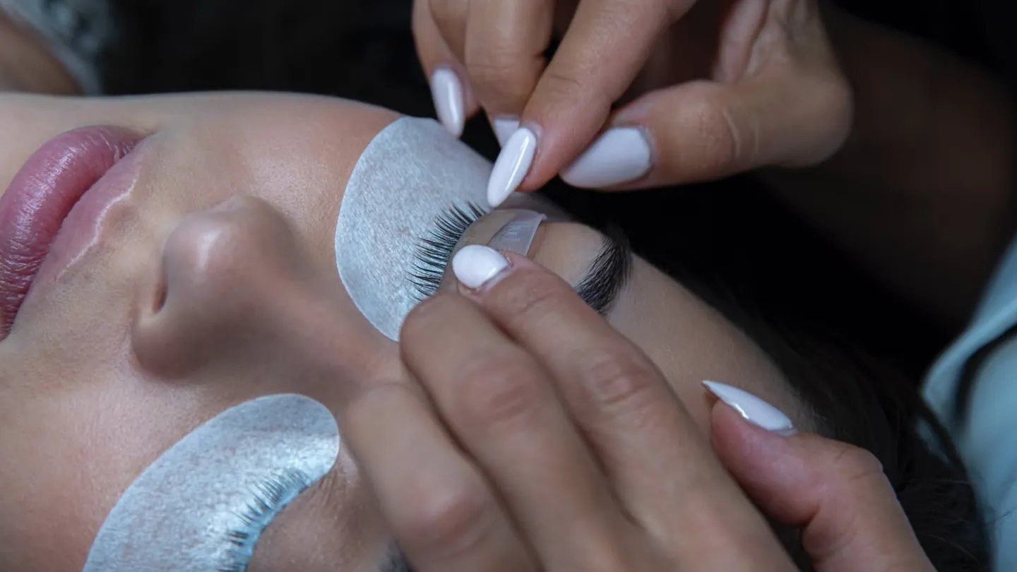 Nahaufnahme eines Lash Liftings mit Silikonpad auf dem Lid
