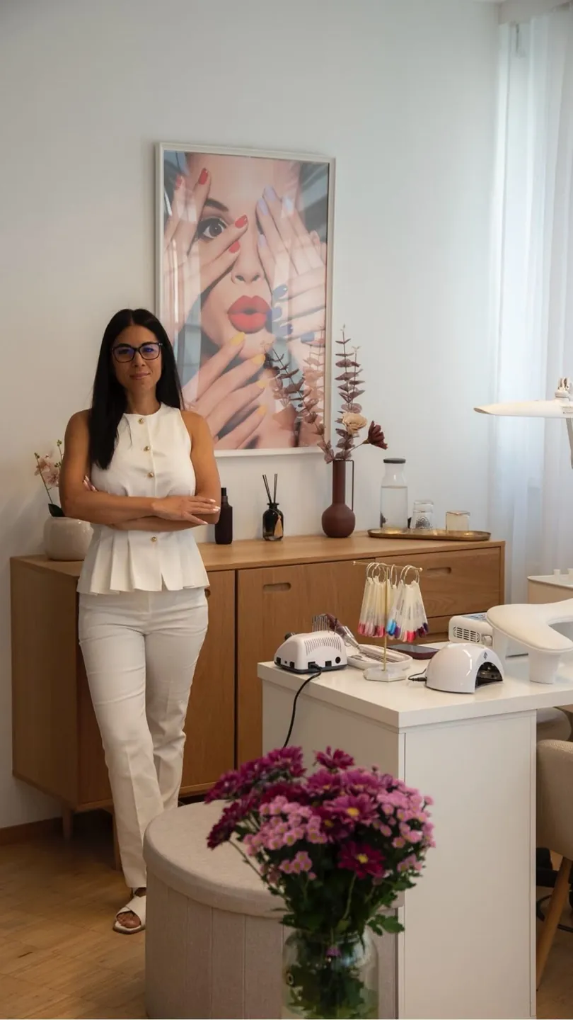 Anita in ihrem hellen Studio am Behandlungsplatz