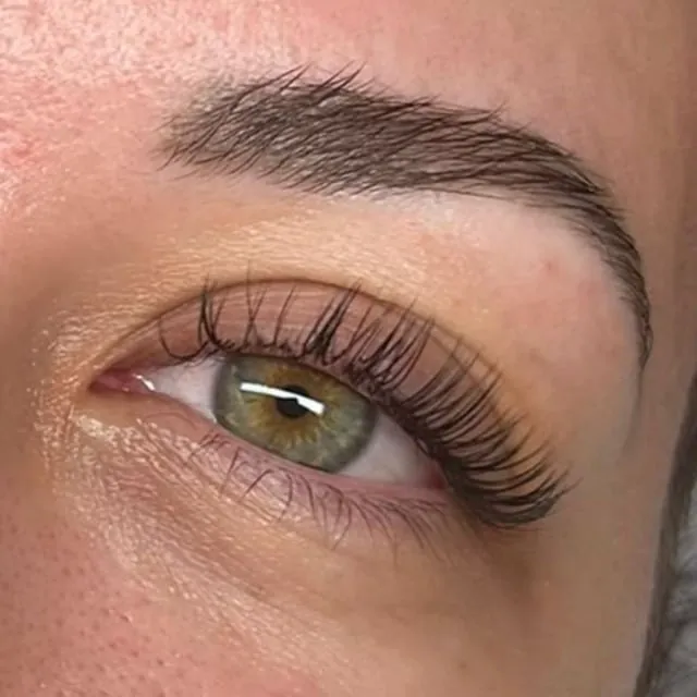 Ergebnis einer Wimpernverlängerung, Nahaufnahme