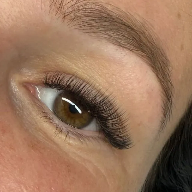 Ergebnis einer Wimpernverlängerung, Nahaufnahme