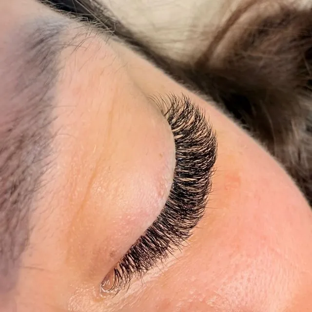 Ergebnis einer Wimpernverlängerung, Nahaufnahme