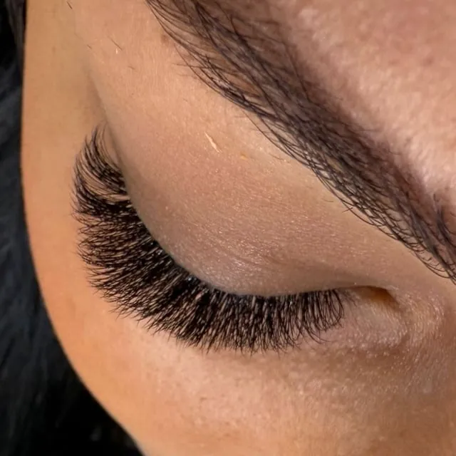 Ergebnis einer Wimpernverlängerung, Nahaufnahme