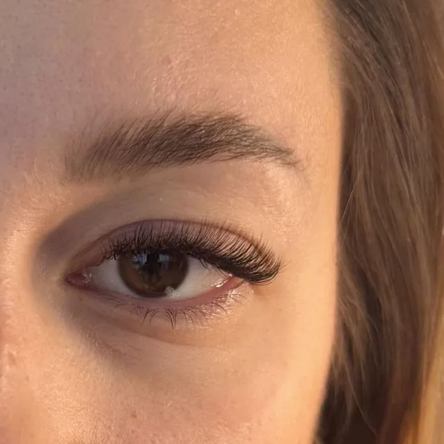 Ergebnis einer Wimpernverlängerung, Nahaufnahme