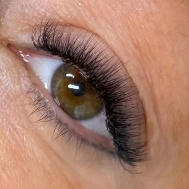Ergebnis einer Wimpernverlängerung, Nahaufnahme